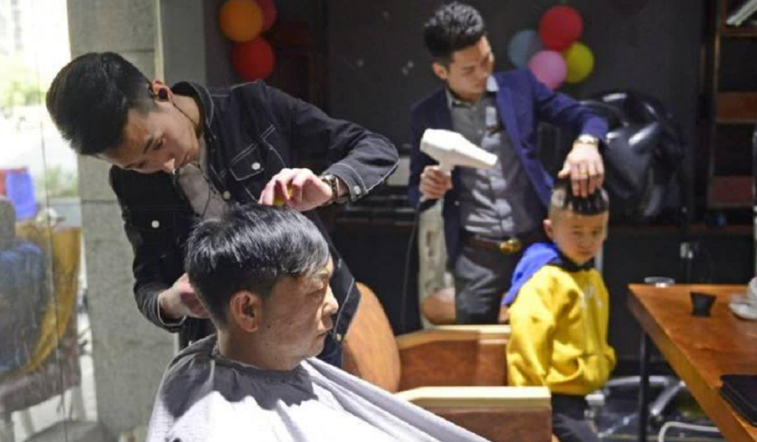大学生开理发店，利用免费的理发卡，半年赚了60万，套路值得借鉴