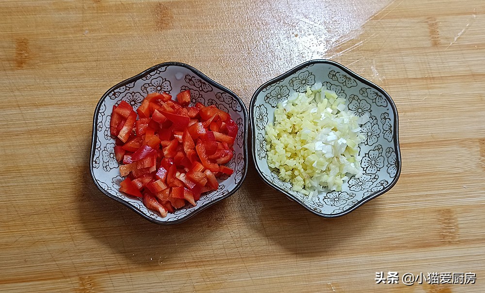 肉末炒青豆要想好吃不变色，掌握这2小技巧，鲜香又入味特下饭