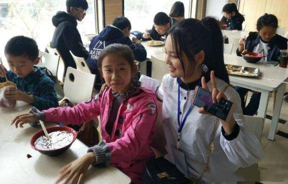 河南女孩九岁高考，十岁上大学，“神童”父亲的教育方式饱受非议