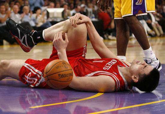 NBA令人泪目10大场面：科比跟腱断裂眼眶红润，韦德给膝盖敬香槟
