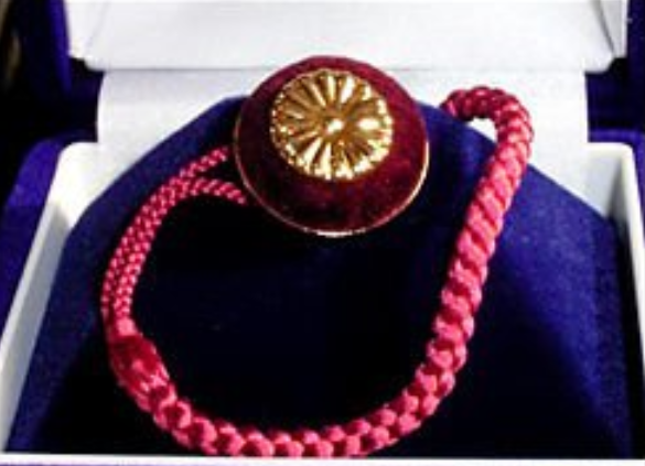 日剧里的律师，都佩戴了徽章，小小的徽章到底在内涵什么？