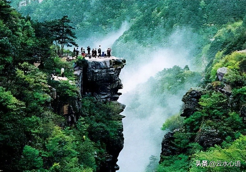 伟人登山望远，这首七律气势雄浑，更充满了豪情壮志