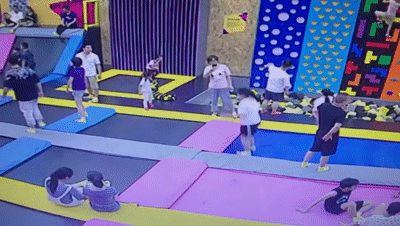 跳水脸摔成两半的视频不敢看（视频惊心！90后女研究生蹦床馆内摔成“完全性截瘫，当场动弹不得）