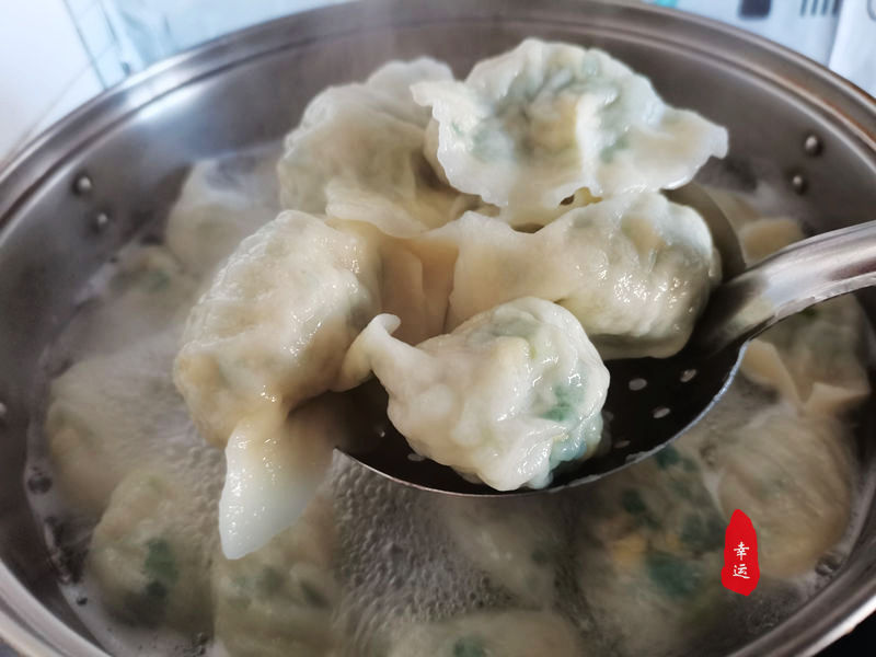 薄皮大馅的三鲜馅饺子，咬一口就能吃到虾仁，口感鲜香好解馋