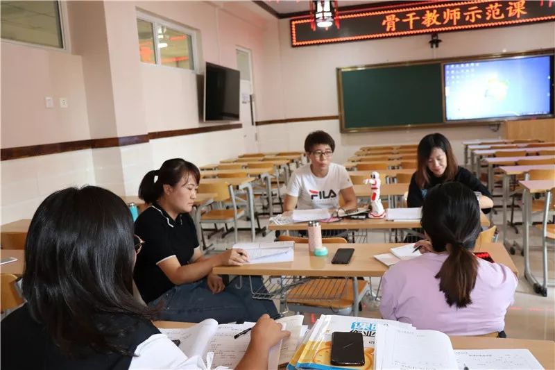 两封在职教师的“辞职信”，让人惋惜的同时，也感受到现实的残酷