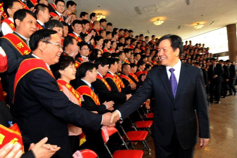 争议中的衡水中学：学校、资本、开发商各自为战，分校遍地开花，成负面缠身的“高考工厂”