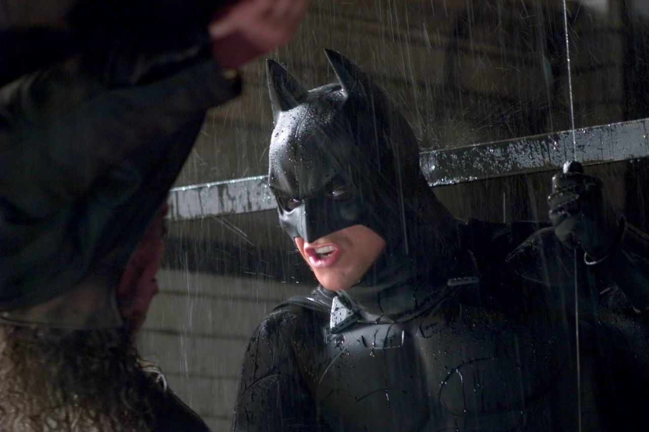 诺兰系列《蝙蝠侠：侠影之谜》深度点评蝙蝠侠老爷受伤型角色