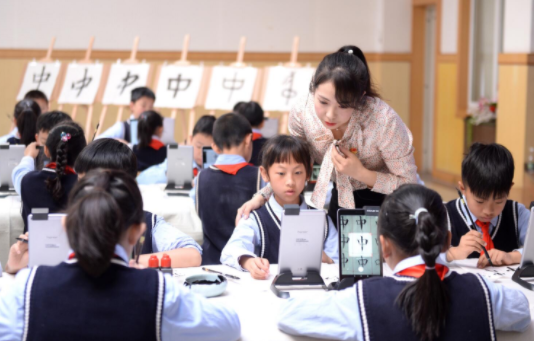 广州一中学喜迎9名博士入职，代表基础教育进步，还是浪费人才？