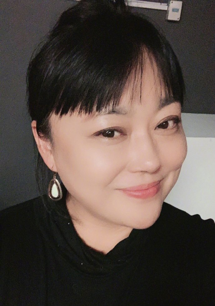 李菁菁被曝诈骗千万,90后老公疑出轨,本尊直播痛哭辟谣