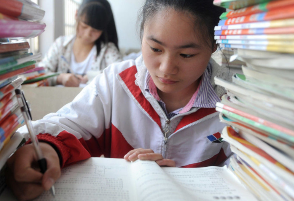 1977年高考试卷流出，题目与现在差距很大，学渣：应该早生几年