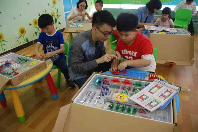 幼儿园布置手工作业，家长加班忙到凌晨三点，评比败给网购作品