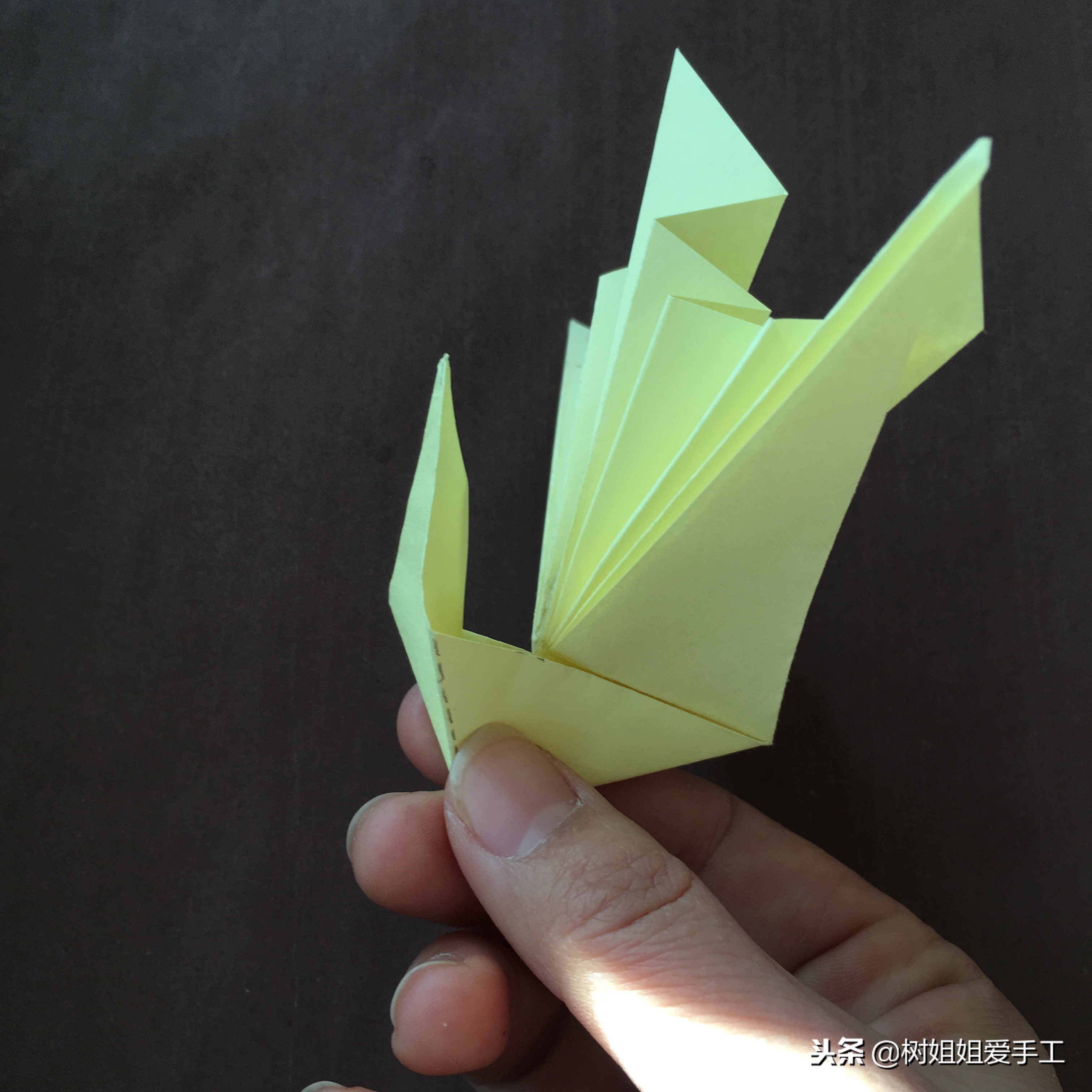 亲子手工：1张正方形折出开屏孔雀的方法