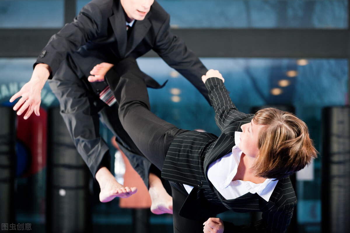 男子将挑衅者捅死，构成正当防卫吗？法院将如何量刑？