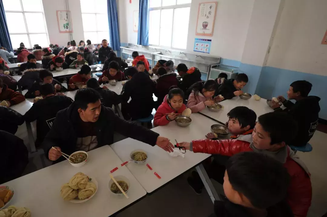 不只是中小学，大学也应该实施”校长陪餐制度”