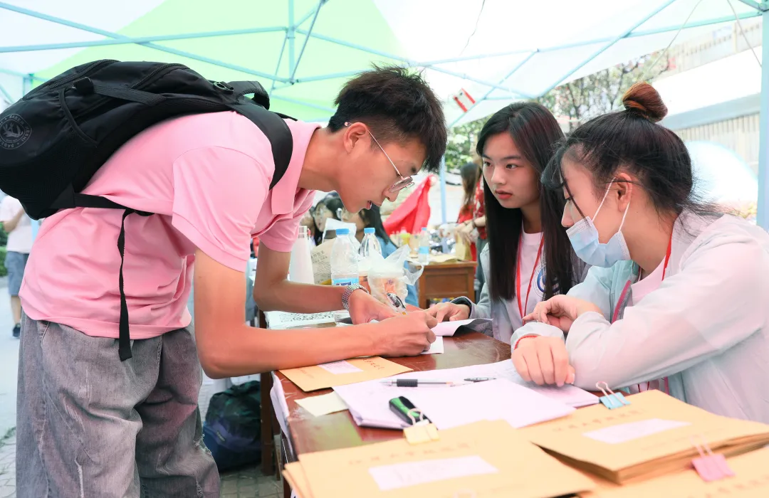 萌新你好 | 终于等到你！2020江苏大学新生报到现场直击