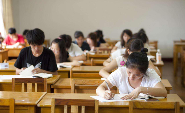 “我不是家长，是学生本人”，院校新生报到现场，70后被误会