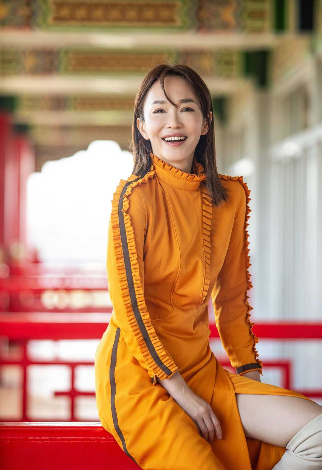 范文芳不愧是“新加坡第一美女”，连衣裙配长筒靴，171身材太好