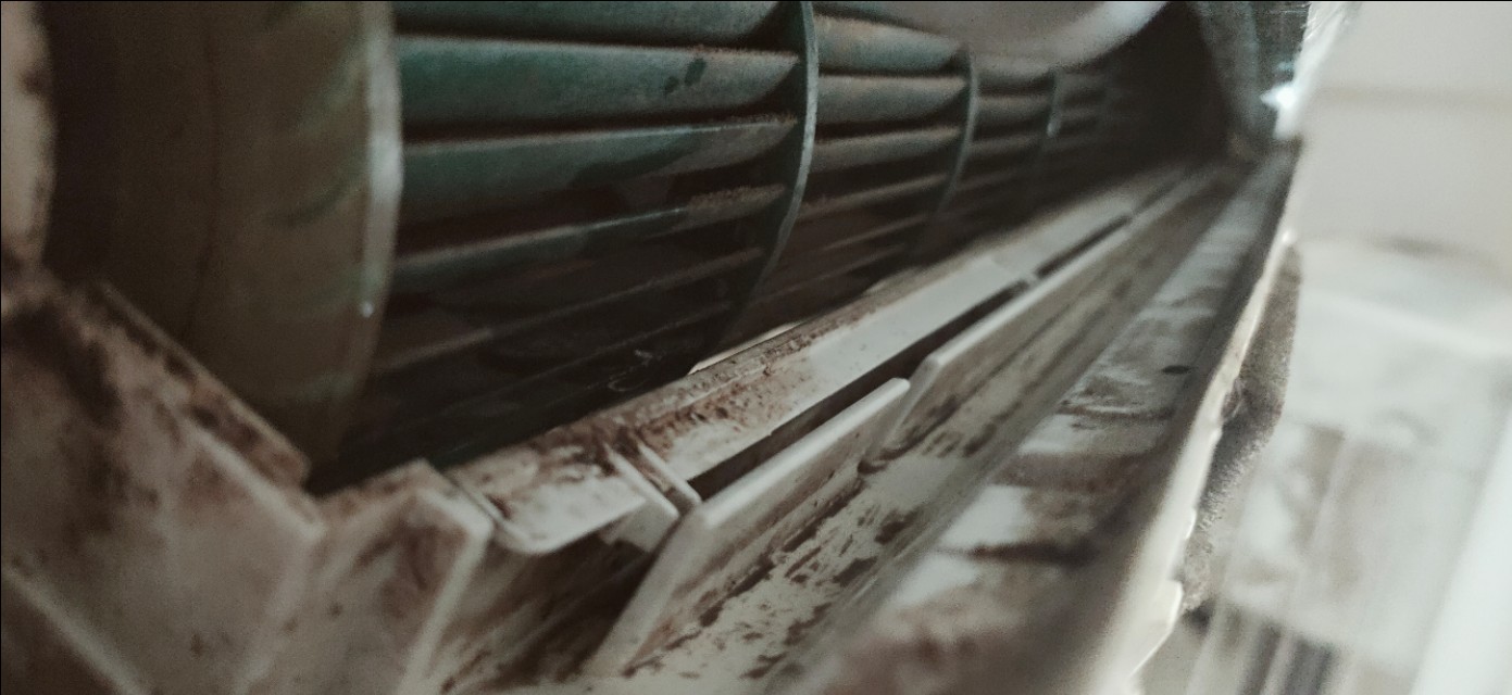 空调漏水这样处理才不会返修，空调漏水严重的处理方法