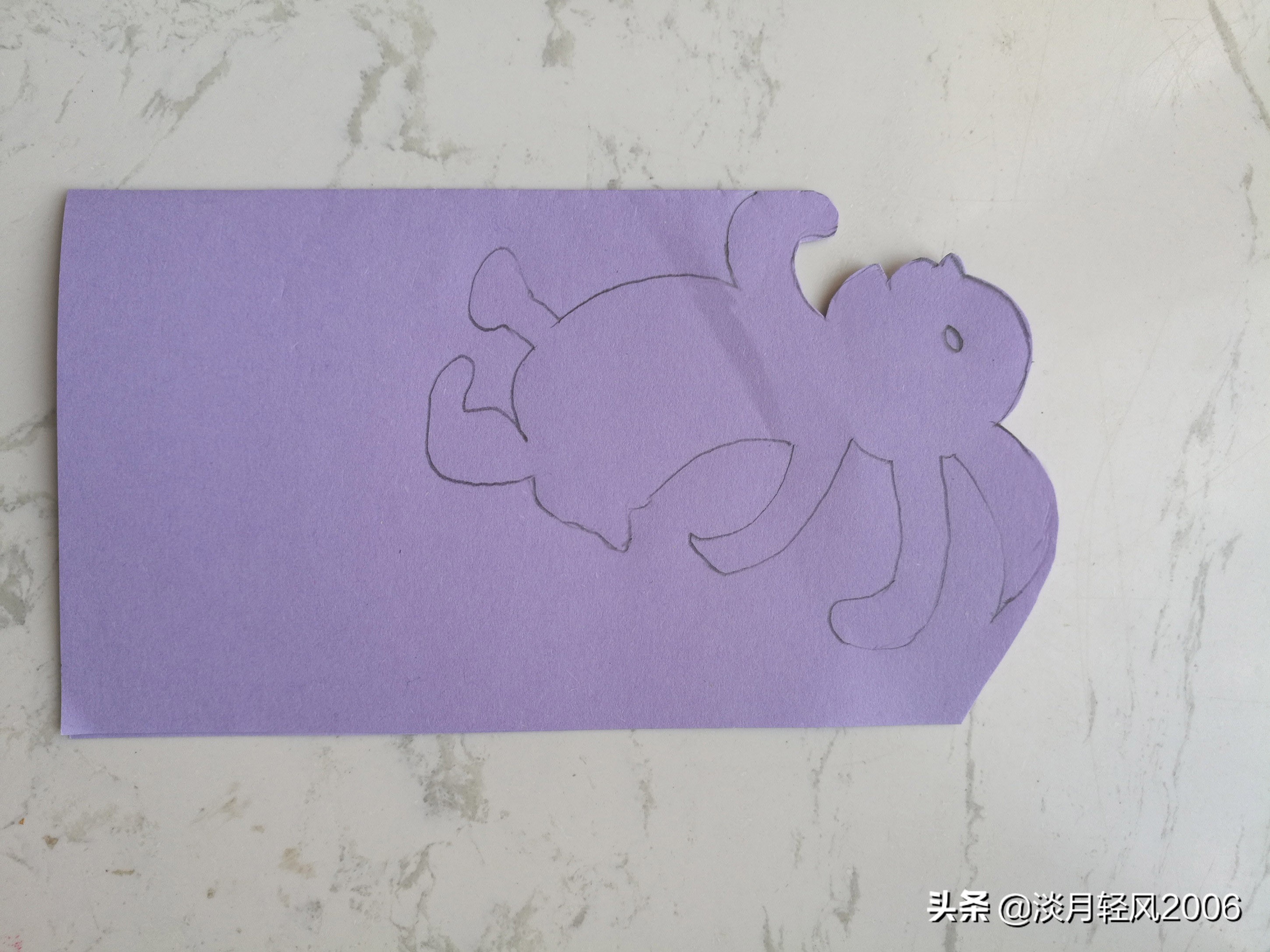 动物剪纸怎么做(幼儿园简单剪纸手工，一张纸剪出两个小兔子，有教程)