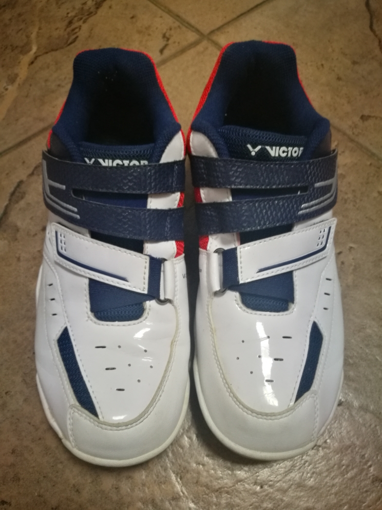羽毛球鞋是什么结构(VICTOR羽毛球鞋，整体弹性很强，踩踏感非常好，抓地性也非常不错)