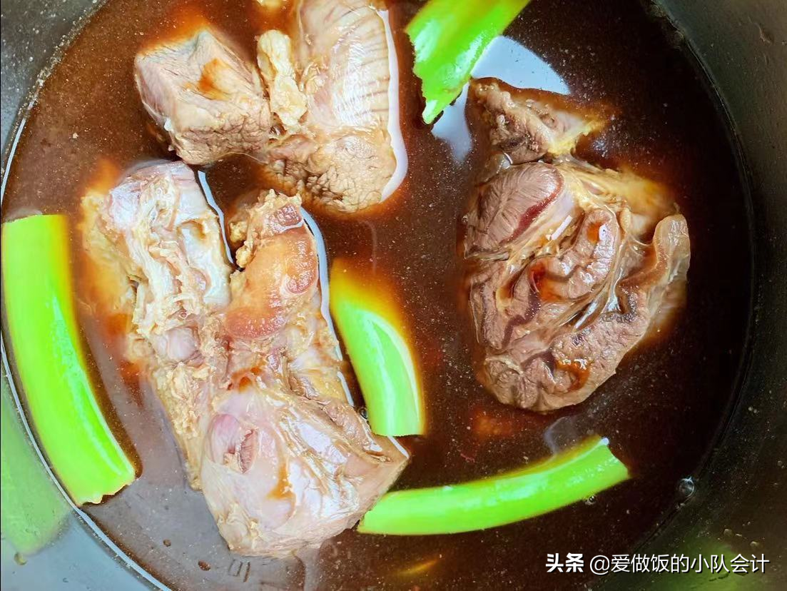 高压锅压牛腩要压多久（牢记2点牛肉软烂好吃还入味）