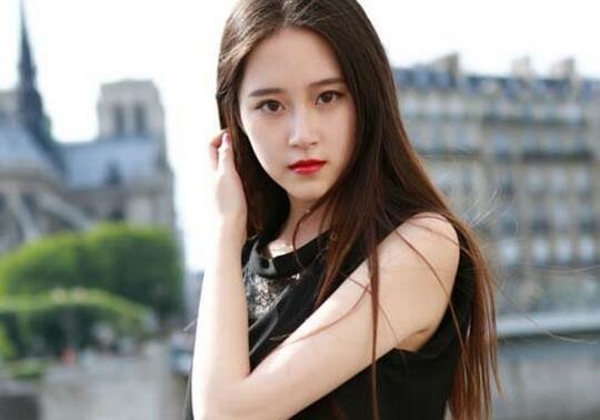 同是“校花比美”，初中清纯、大学霸气，却被小学生偷了心