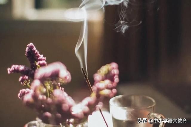 其两膝相比者各隐卷底衣褶中（核舟记的翻译和鉴赏）