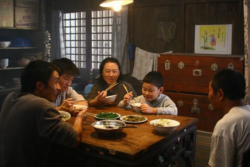 老话讲：“邻居三不比，亲戚两不走”，经历过的都懂，至理名言