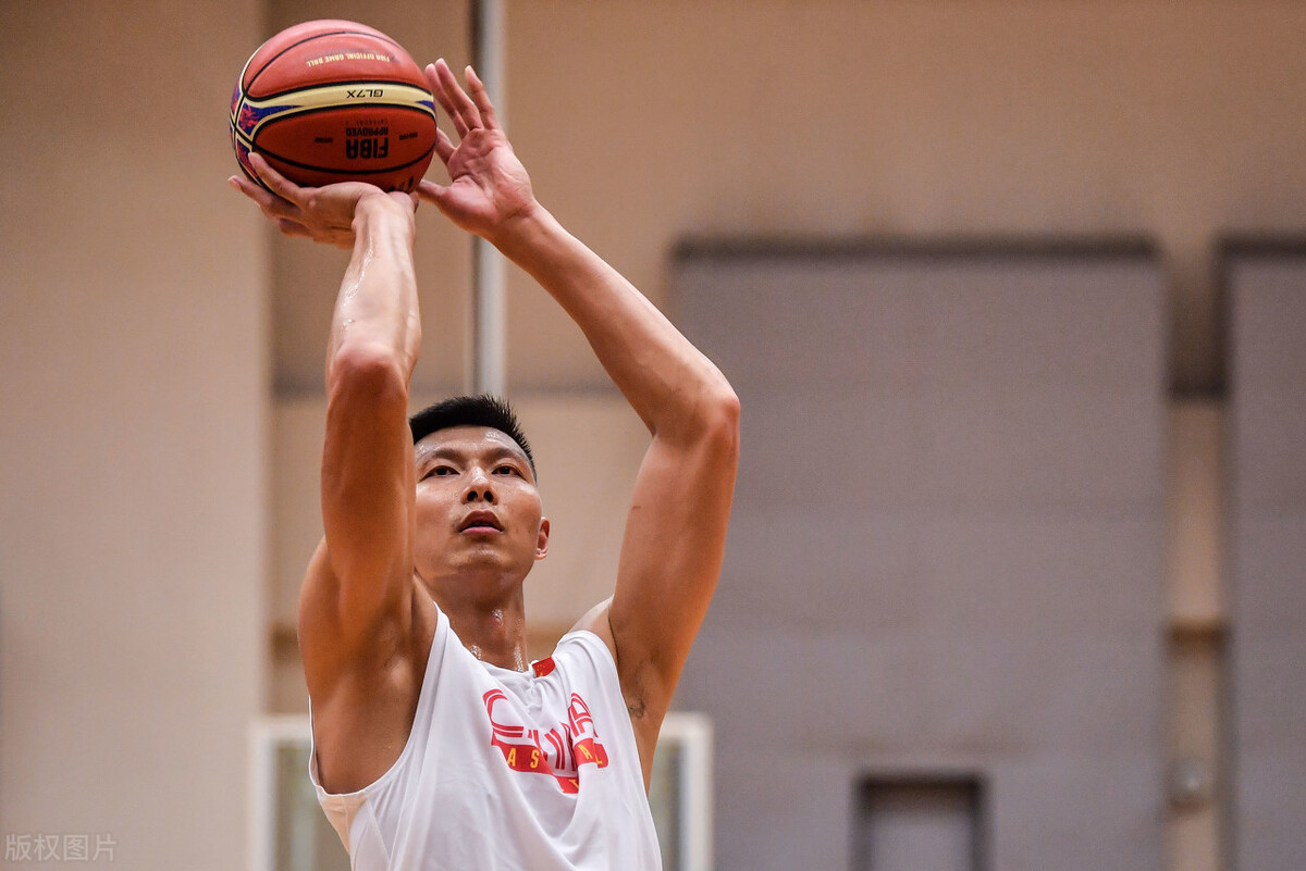 易建联为什么不打男篮世界杯(中国男篮失败的领袖易建联 为什么没在NBA成功)