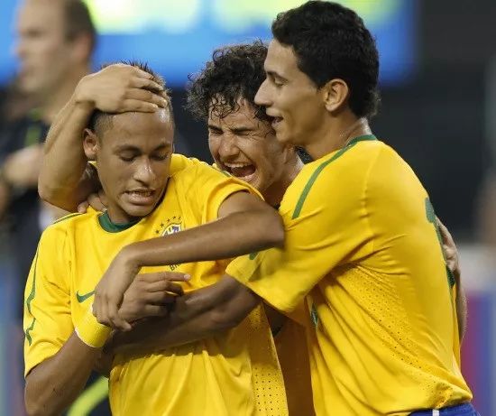 内马尔11号球衣图片(内马尔第1次和第100次出场，巴西队发生了什么变化？)