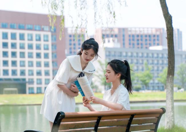 安徽多所高校现“天价学费”，文科生直言很无奈，家长表示压力大