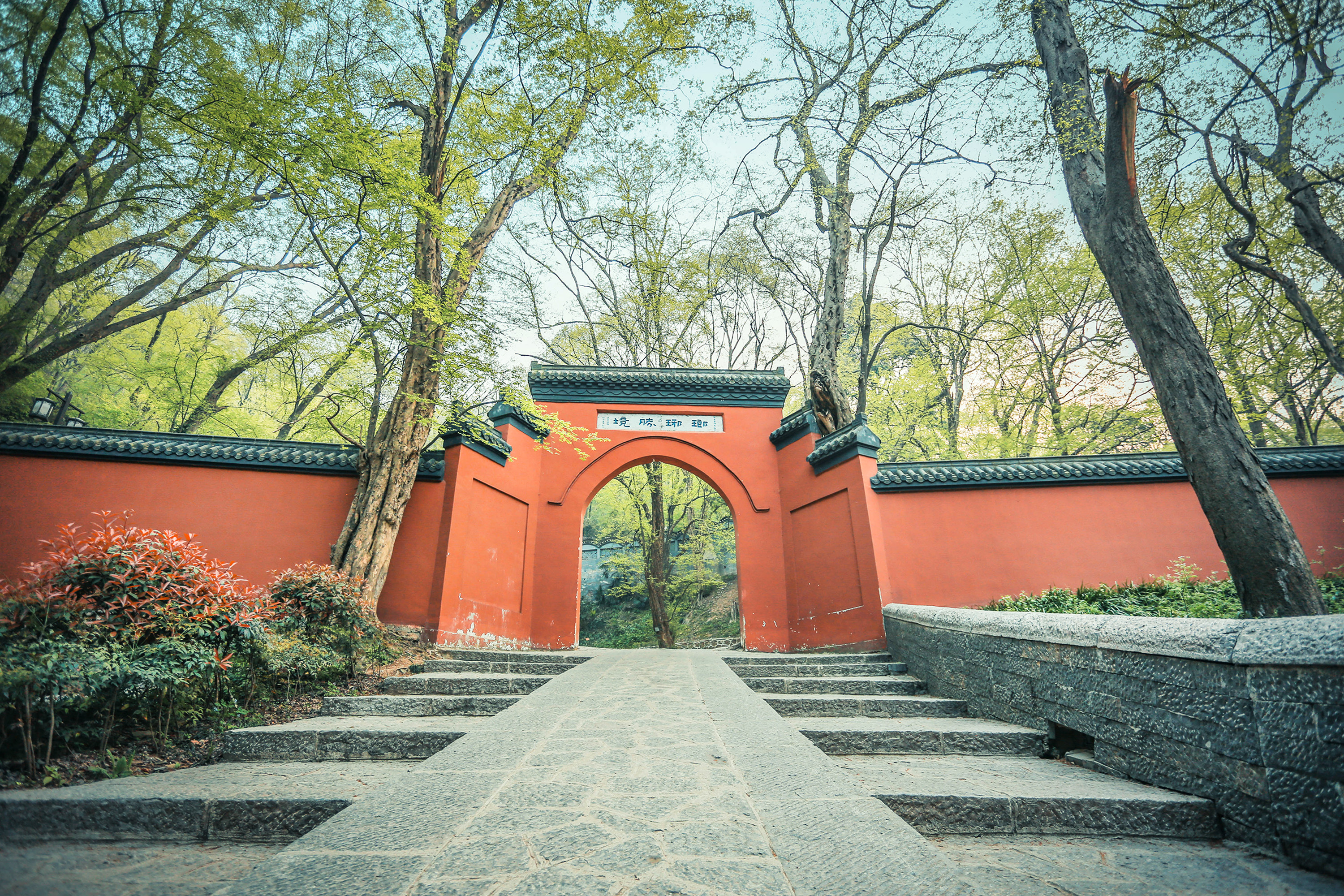 醉翁亭是很值得欣赏的一处建筑,除了它之外山中的琅琊寺也很值得我们