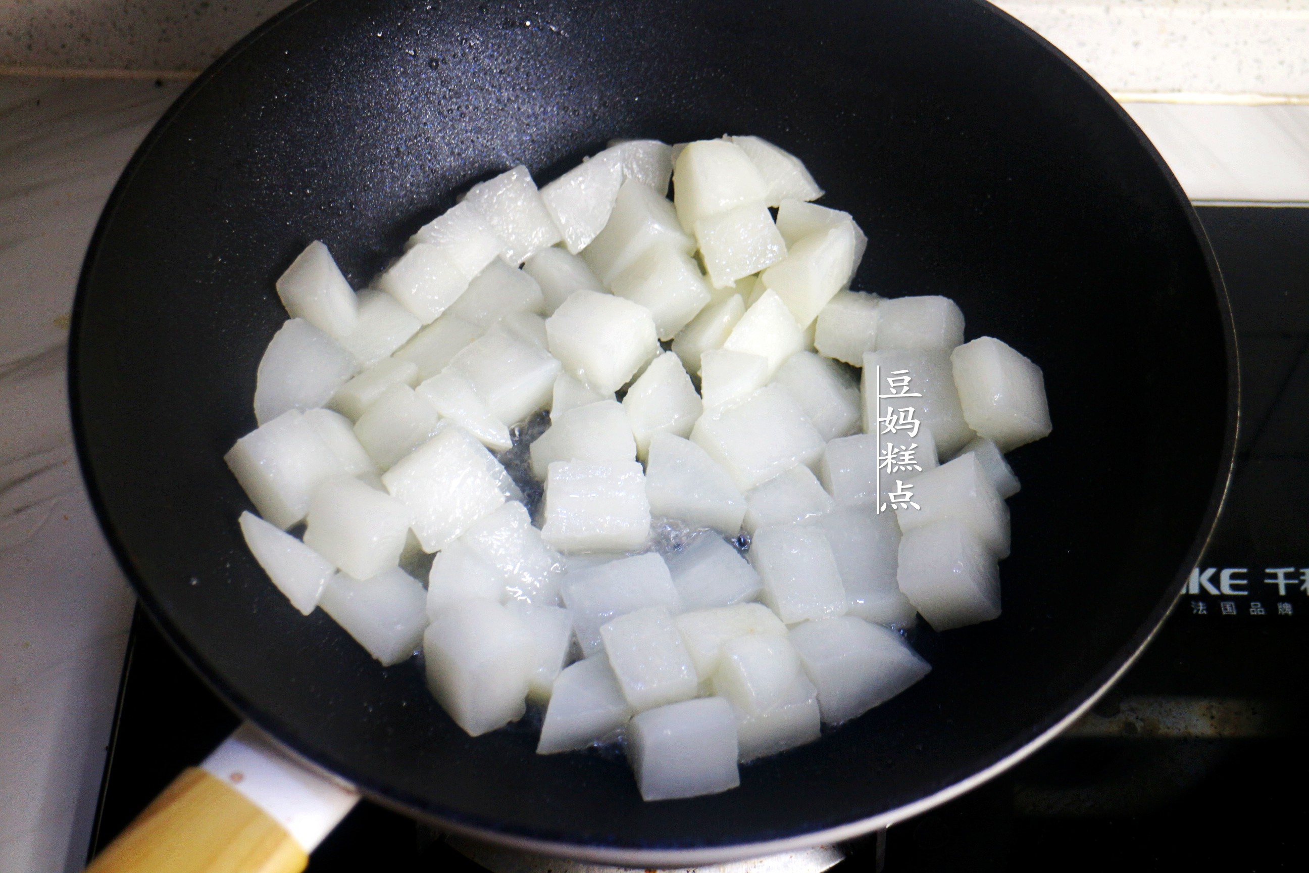 红烧萝卜怎么做好吃又简单（素菜馆里的招牌菜红烧萝卜）