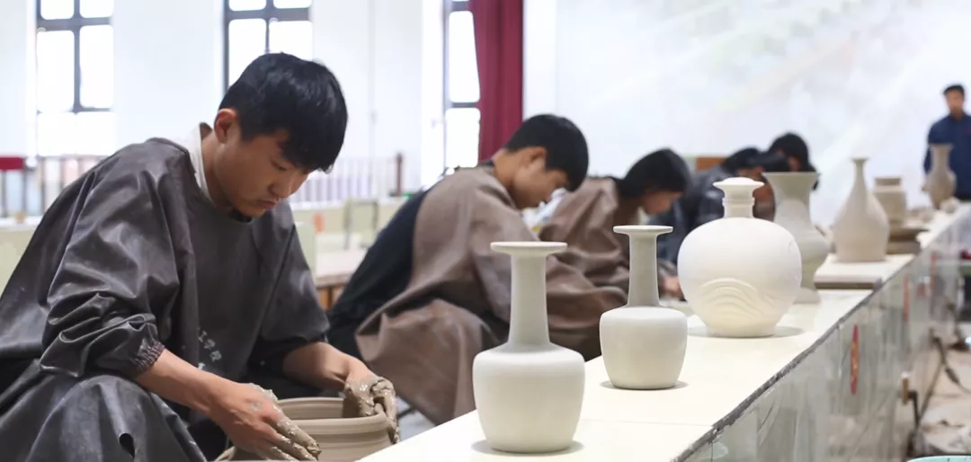 报志愿？汝州第一所大专啥样子、咋招生、好不好就业、学费贵不贵？