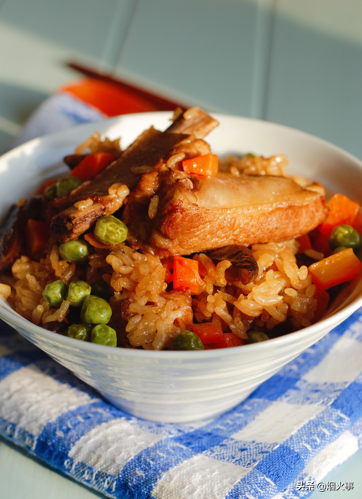 排骨焖米饭(排骨别再红烧了,手把手教你做排骨焖饭,饭菜一锅端,两碗不