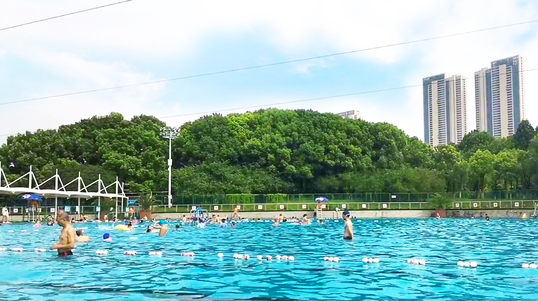 水里电竞馆(武汉城区有座引汉江水建造的游泳池，位于公园里，学生玩水好地方)