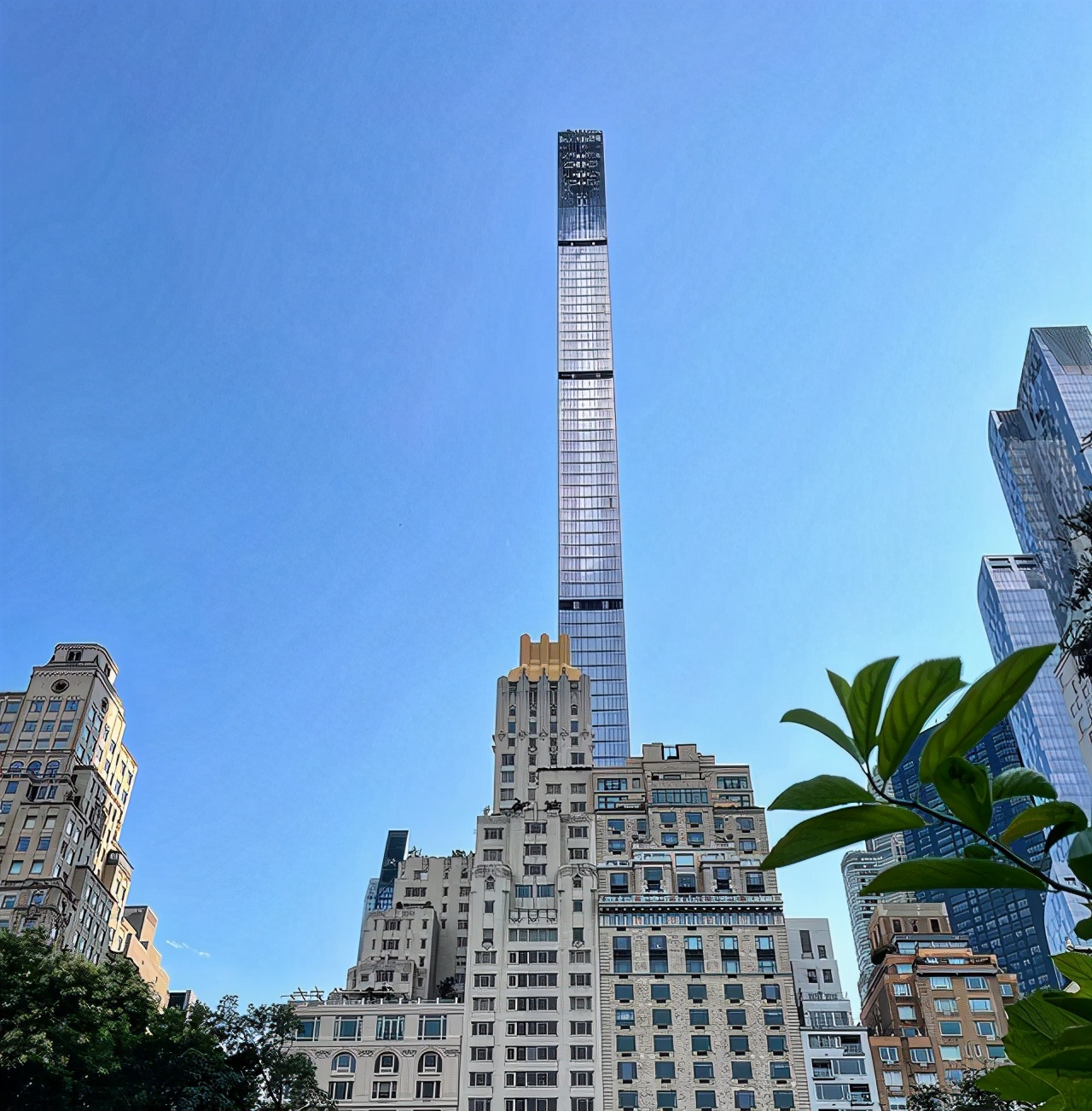 安装收尾阶段,这也是全球第二高的住宅,仅次于纽约中央公园塔(472米)