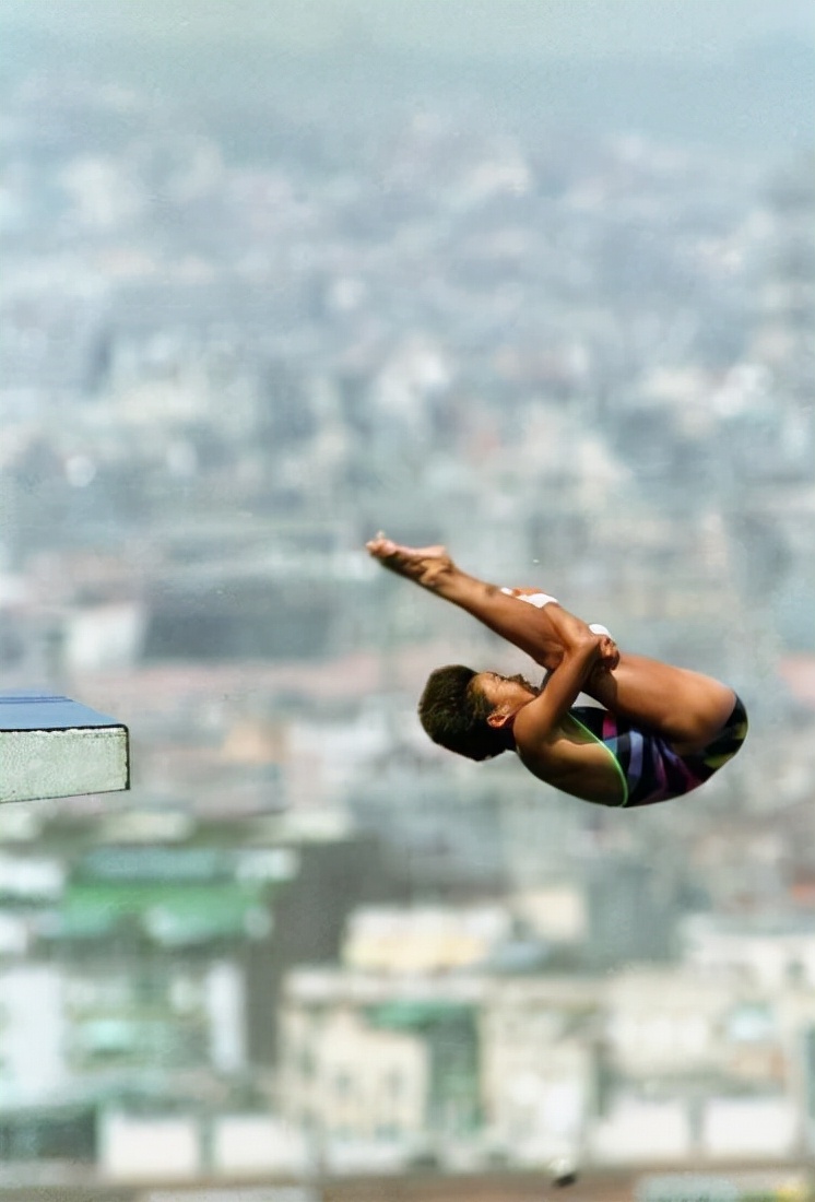 值得一提的是,伏明霞和郭晶晶一样,也是位跳水运动员,这个姑娘看起来