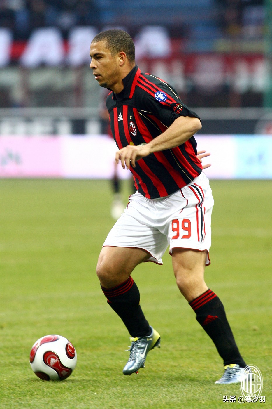 ac米兰有3位主人,其中一位就是罗纳尔多)