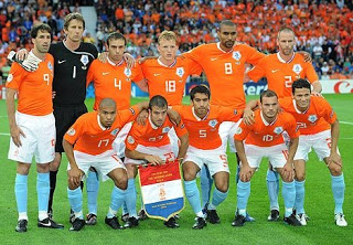小组赛横扫意法却被沙皇淘汰，08欧洲杯的这支荷兰队太让人可惜