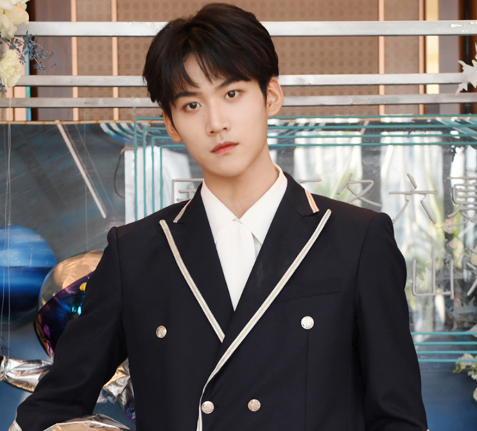 周柯宇是杨幂公司旗下的艺人,2019年已经以"best"成员出道,去年还被