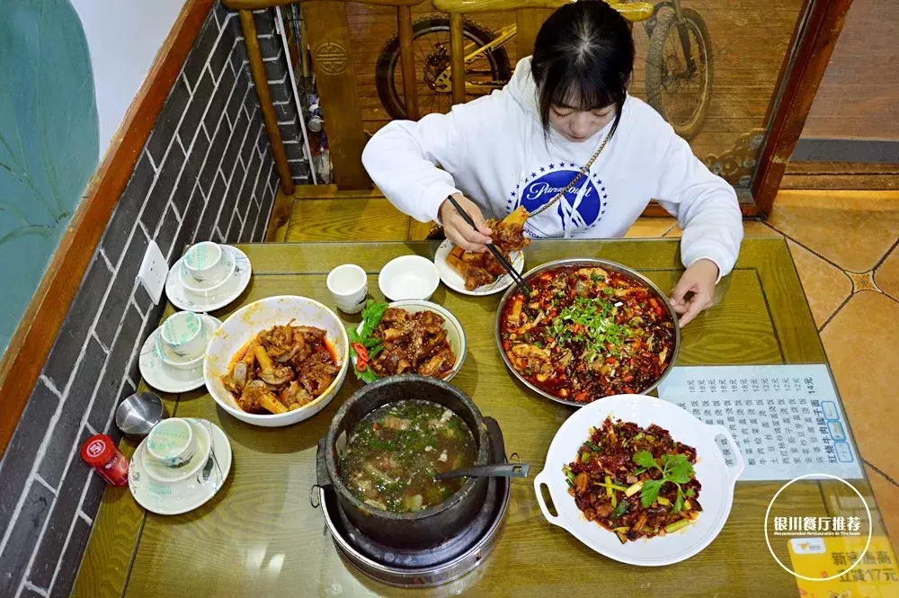 银川小两口藏在自强巷做羊棒骨,饭点满座