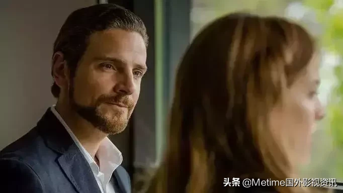 美剧《呼唤她》的女主角戏十分美丽，完美的身材很棒。