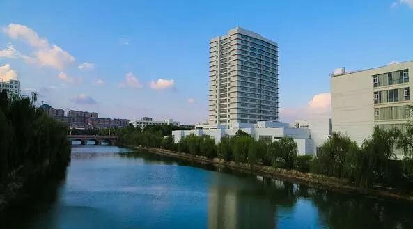 学校现有泉山,云龙,奎园,贾汪4个校区,占地2047亩,校舍面积81.
