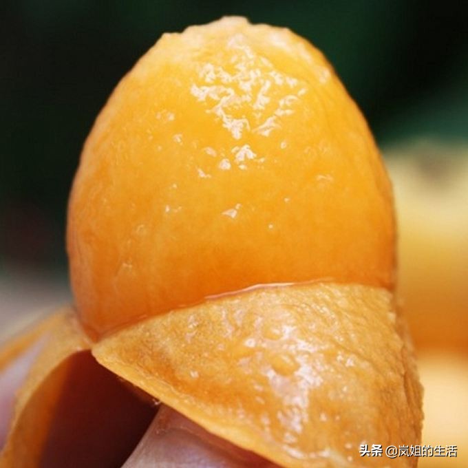 枇杷好吃却难剥，岚姐教你一招，枇杷皮轻而易举就撕掉一大块
