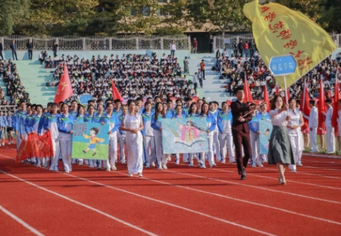 青岛大学运动会火了，举牌女生个个赛仙女，网友：行走的招生简章