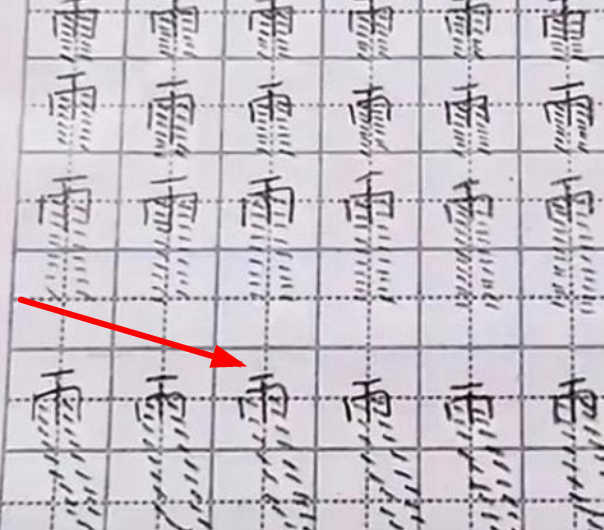 小学生因写“爷”字火了，好像是象形文字，网友：爷爷扎了丸子头