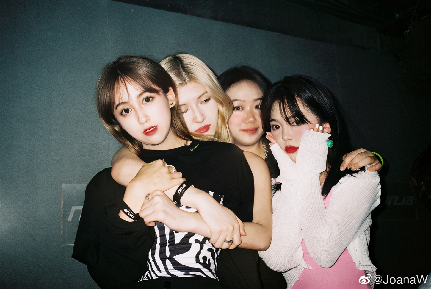 韦世豪未婚妻(韦世豪漂亮未婚妻现身京粤之战,她和闺蜜合影曾被称像