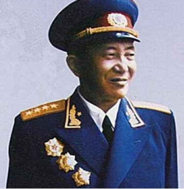 “雷公爷”刘亚楼顶撞毛泽东，毛主席却说：他说了算吧，我管不了