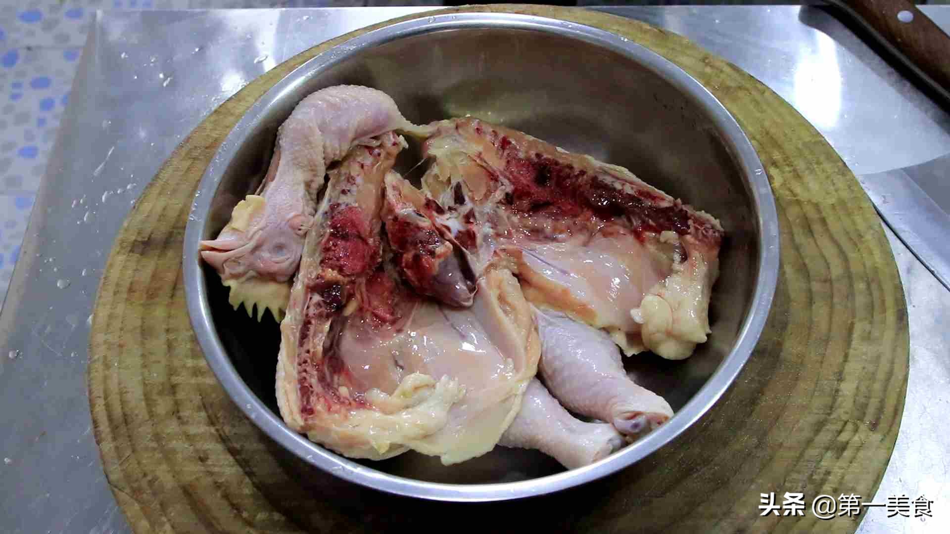 用厨师长的方法做香酥炸鸡，鸡肉鲜嫩多汁，好吃到吮手指